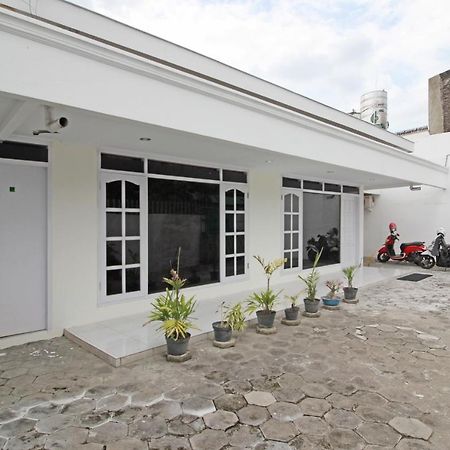 Hotel Reddoorz Near Terminal Tirtonadi à Solo Extérieur photo