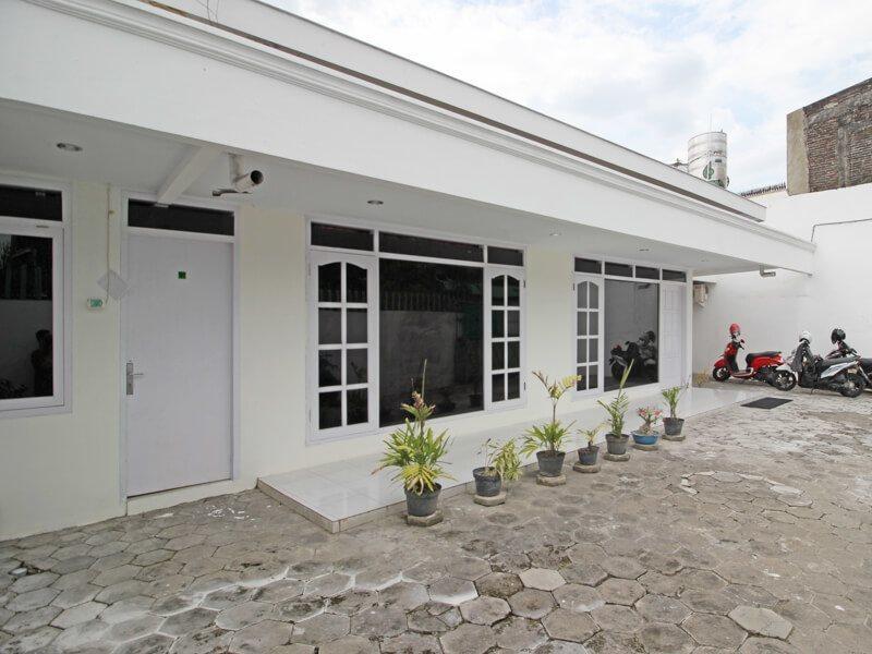 Hotel Reddoorz Near Terminal Tirtonadi à Solo Extérieur photo