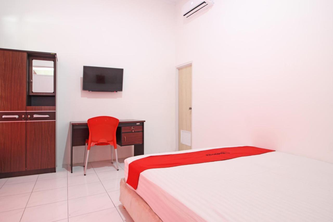 Hotel Reddoorz Near Terminal Tirtonadi à Solo Extérieur photo