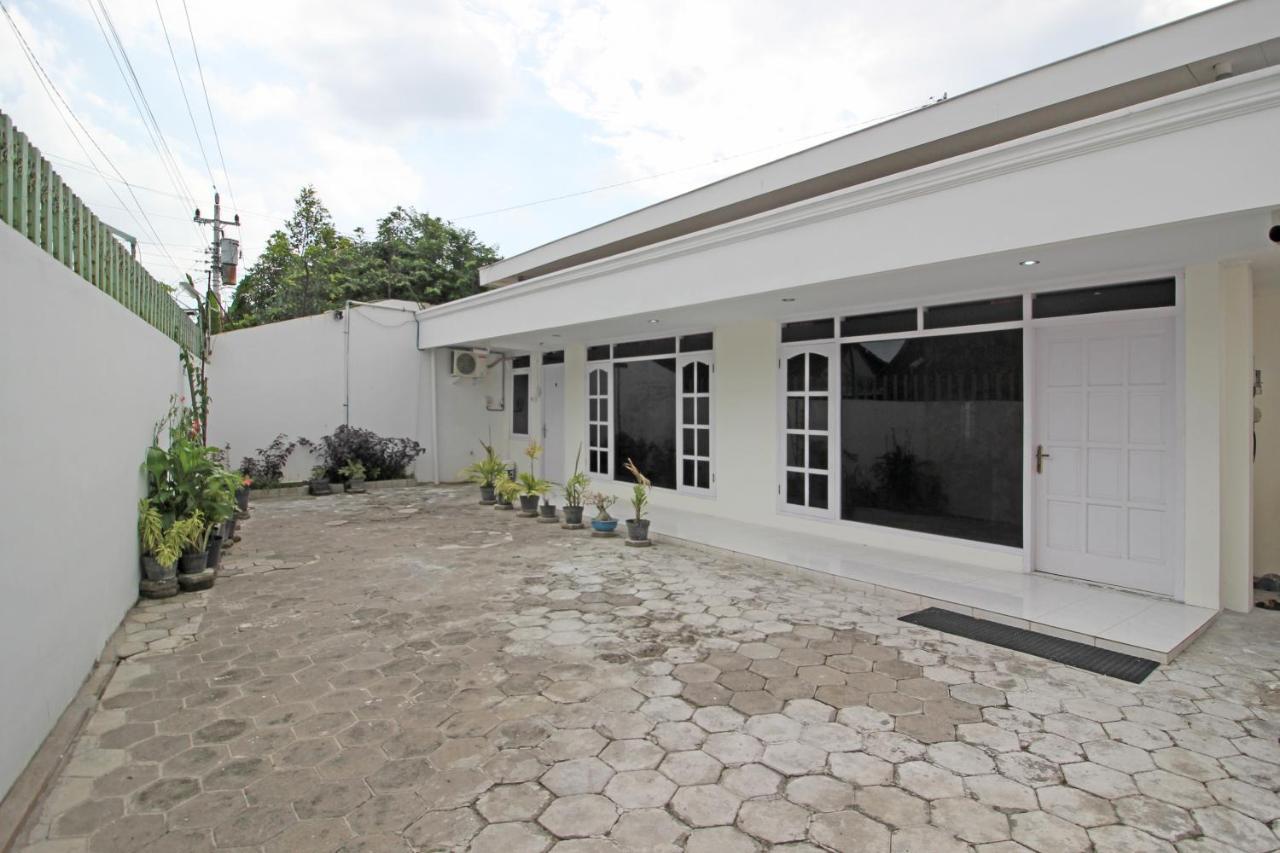 Hotel Reddoorz Near Terminal Tirtonadi à Solo Extérieur photo