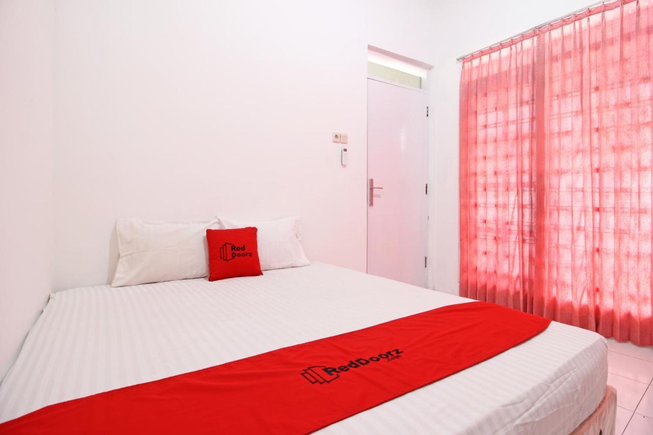 Hotel Reddoorz Near Terminal Tirtonadi à Solo Extérieur photo